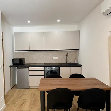 Apartment Centre De - A 50 M - Wi-fi - Climatisation